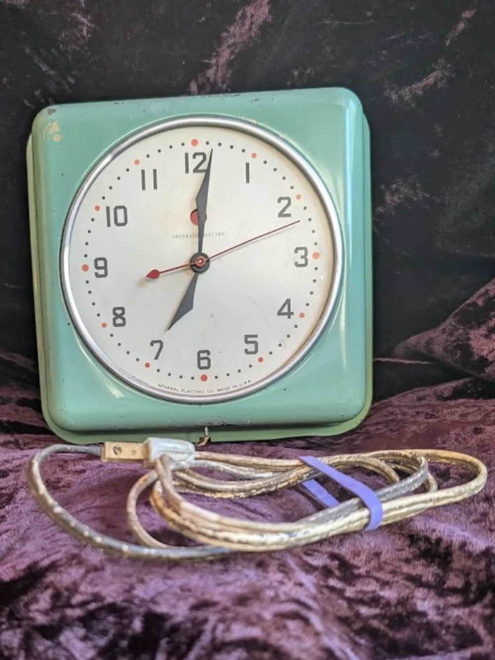 Vintage General Electric metal wall clock model #2H08 - runs, missing glass dome